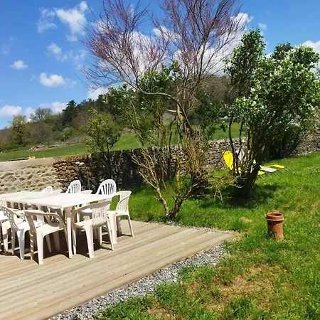Holiday home Maison Spacieuse A + Grand Jardin Domeyrat